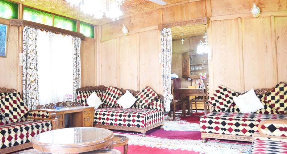 Queen of Mountain Houseboat, Srinagar 3